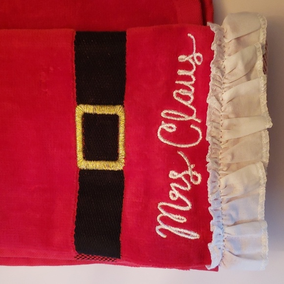 Christmas bathroom hand towels and 2 packs of holiday cocktail napkins - Picture 3 of 4